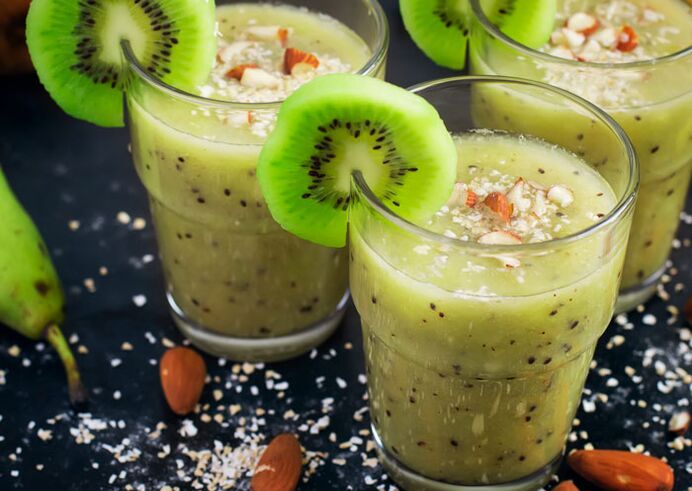 Kiwi and ripe banana smoothie to lose weight