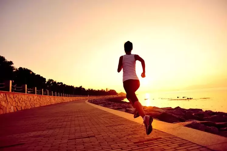 Half-hour morning jog for effective weight loss