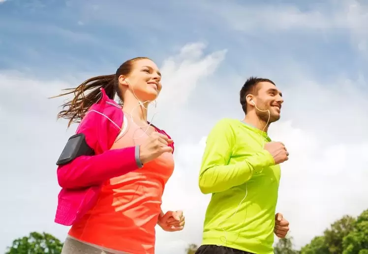 Man and woman jogging to be in good shape