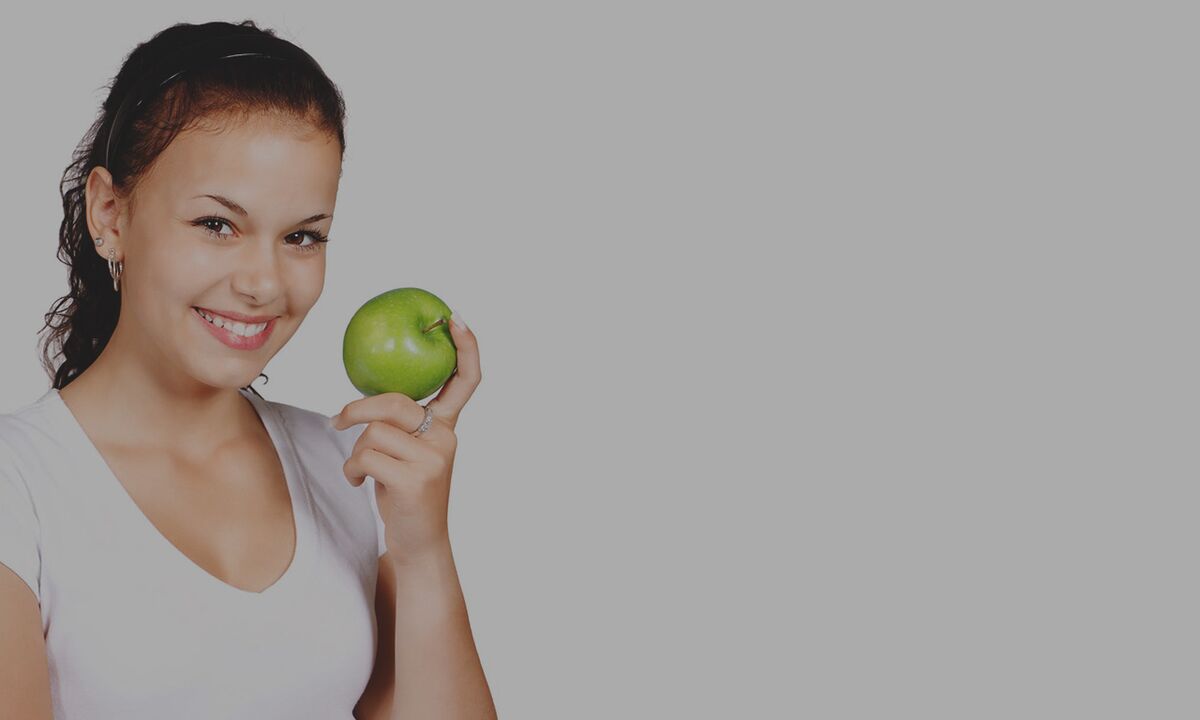 Eating an apple is recommended to drown the feeling of hunger during a buckwheat diet. 