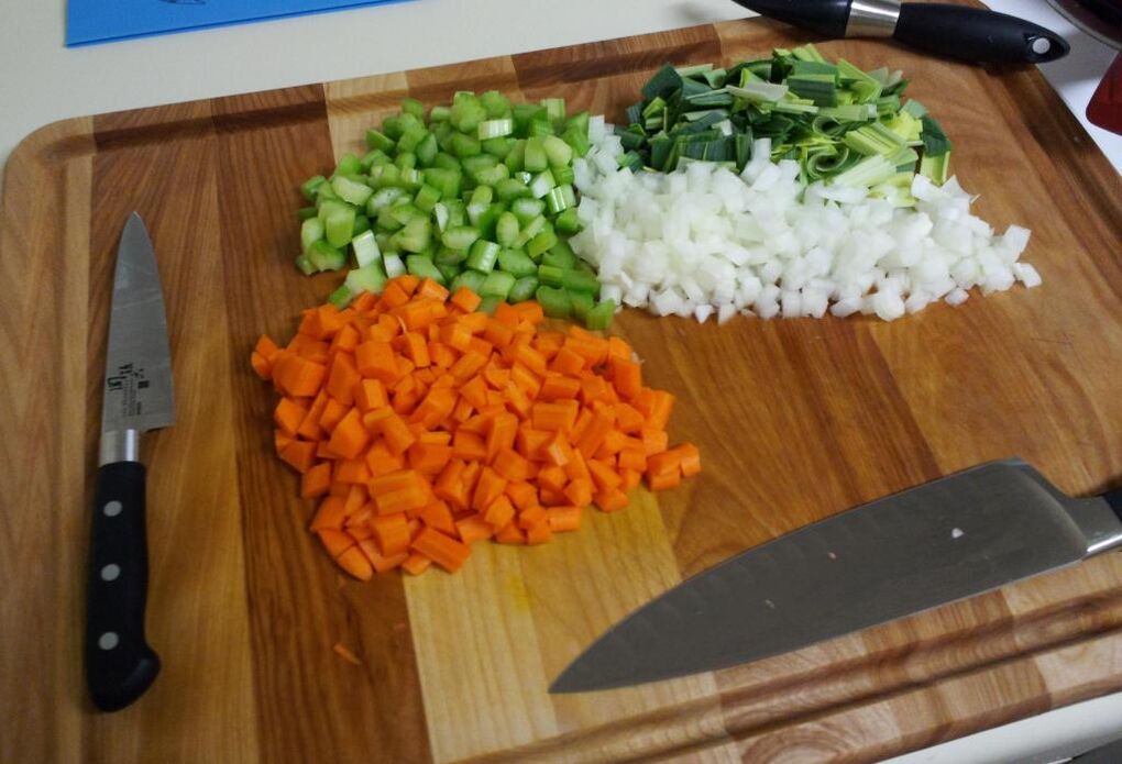 Vegetables should be chopped finely for better digestion by the stomach. 