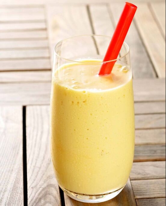 Apple and banana smoothie, a healthy snack for those who want to lose weight in a week